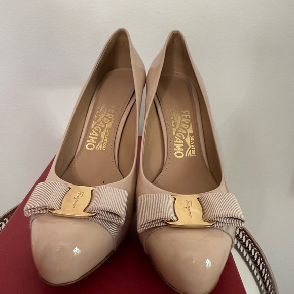 FERRAGAMO VARA BOW PATENT PUMP - Picture 9 of 10